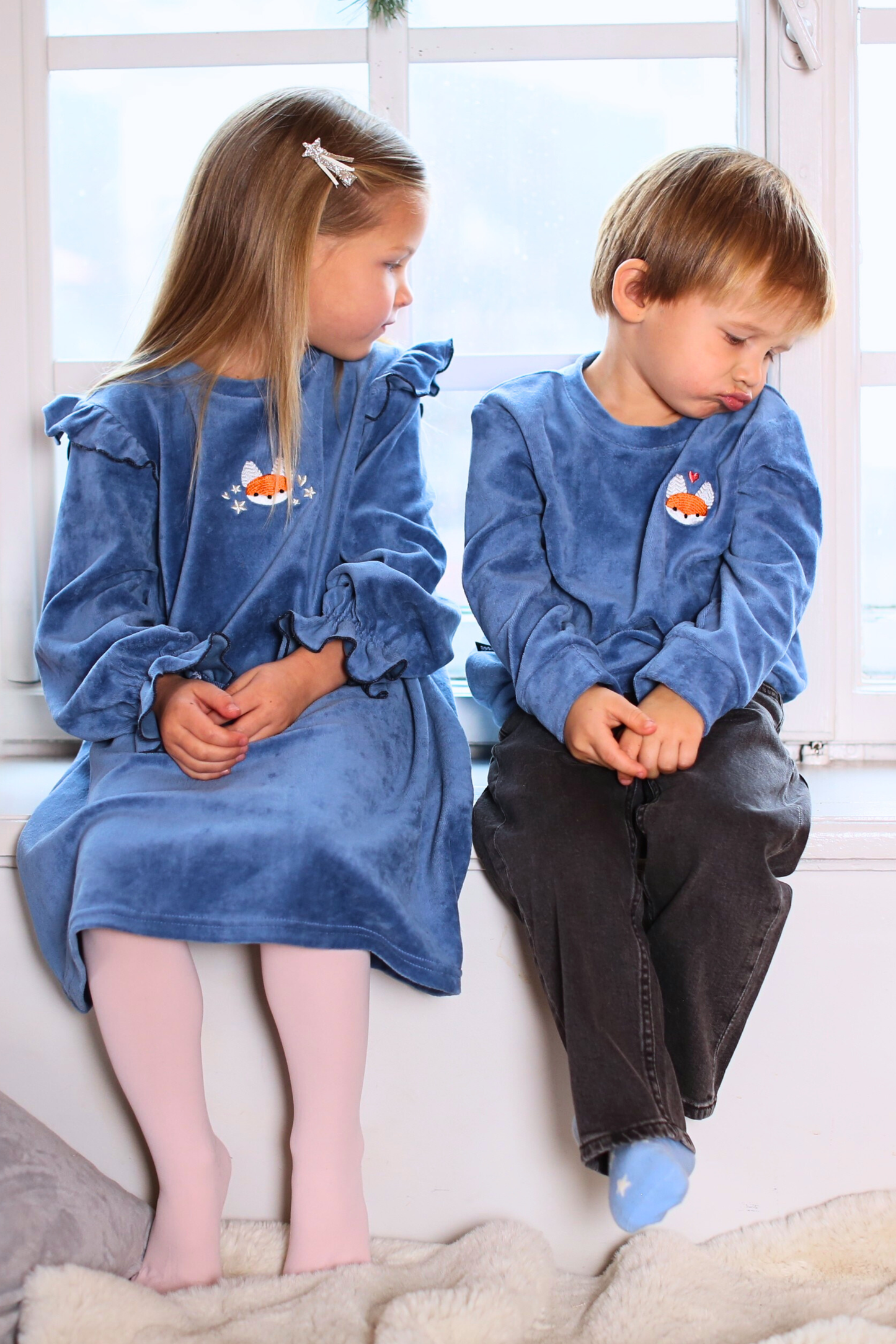 Zils samta džemperis ar Lapsas izšuvumu