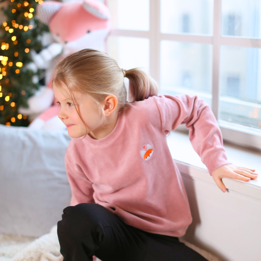 Rozā samta džemperis ar Lapsas izšuvumu