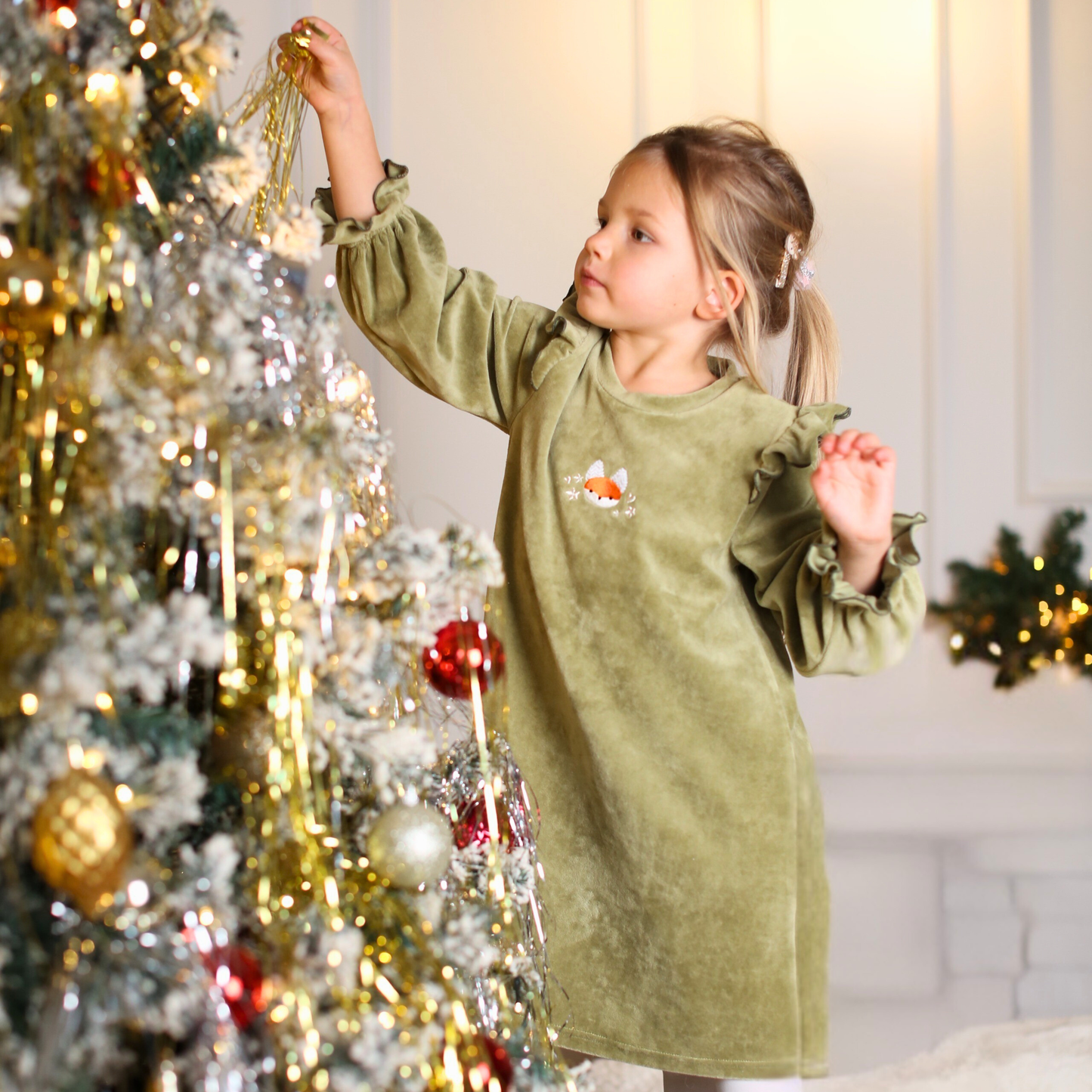 Zaļa samta kleita ar Lapsas izšuvumu