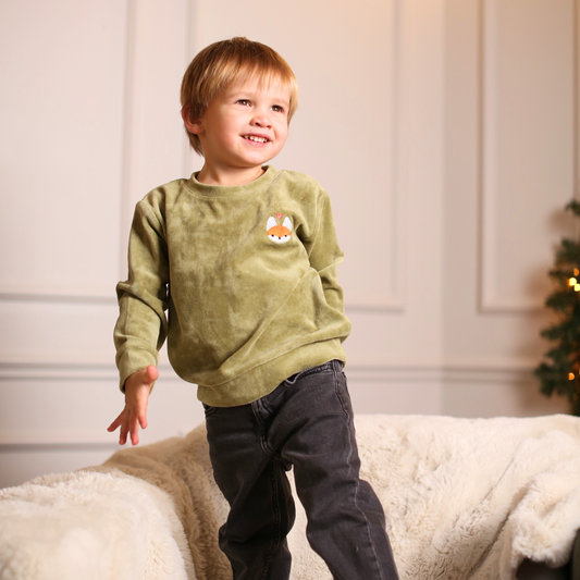 Zaļš samta džemperis ar Lapsas izšuvumu