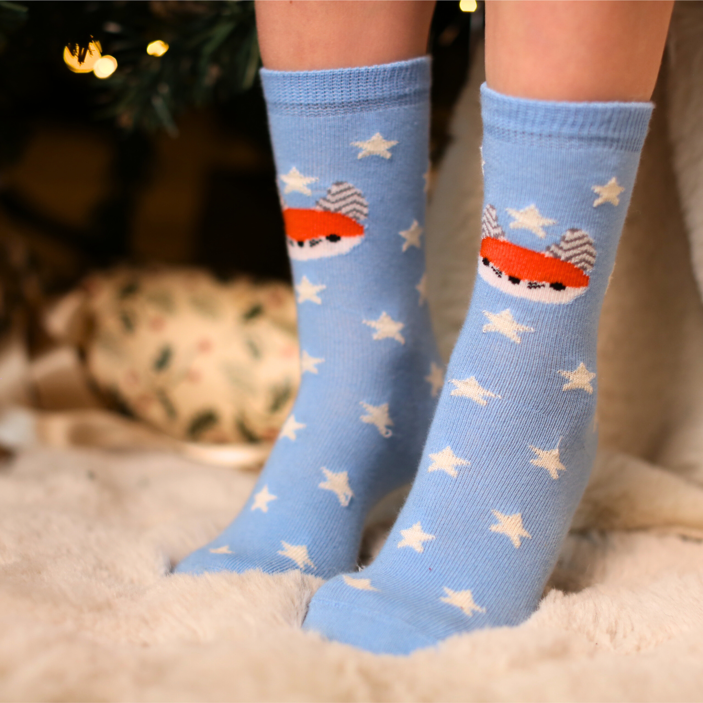 Tumsā spīdošas zeķītes